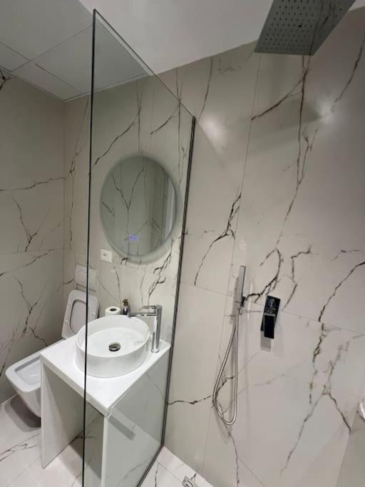 Spacious Apartment Ish-Blloku Area Tirana Exterior photo